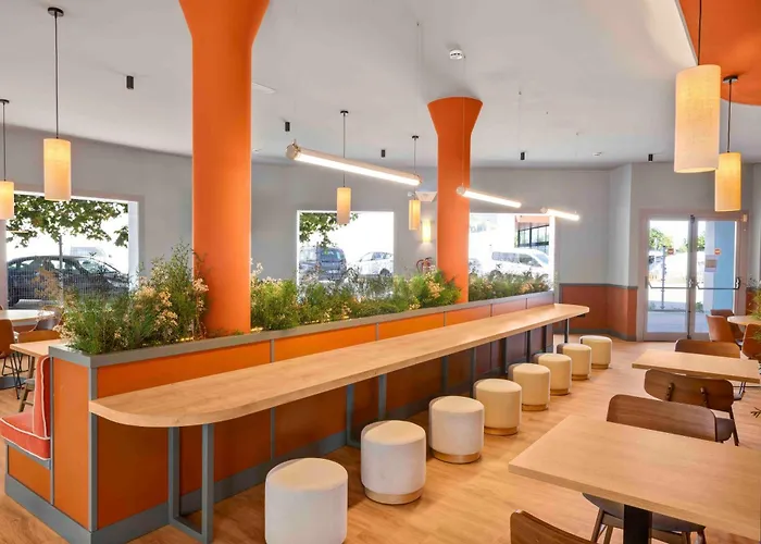 B&B Hotel Figueres מלון