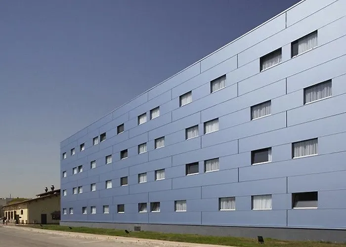 B&B Hotel Figueres מלון