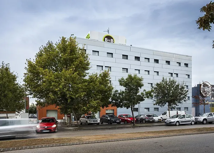 B&B Hotel Figueres מלון
