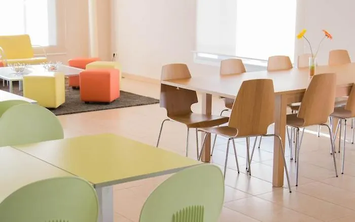B&B Hotel Figueres מלון