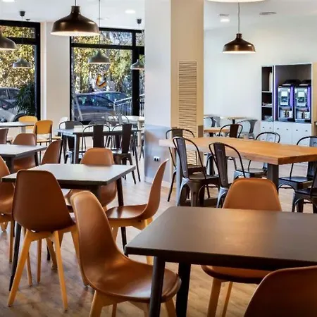 B&B Hotel Figueres מלון