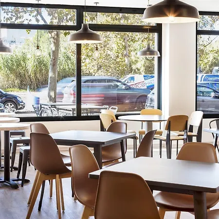 B&B Hotel Figueres מלון